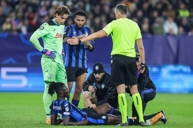 Soccer Champions League Matchday 2 Shakhtar Donetsk Atalanta Bergamo on 02 10 2024 at the Arena AufSchalke in Gelsenkirchen Odilon Kossounou Bergamo is injured on the ground and is being treated xJRx