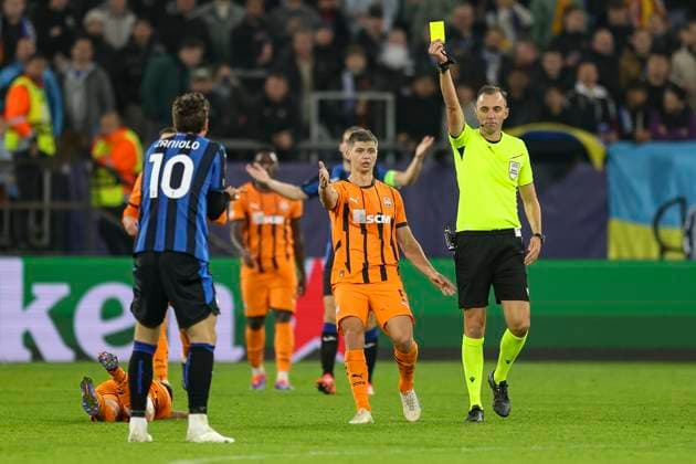 Gelsenkirchen, Germany, 02 10 24 Nicolo Zaniolo Atalanta Bergamo is shown a yellow card by referee Joao Pinheiro during the Champions League match between FC Shakhtar Donetsk and Atalanta Bergamo at the Arena auf Schalke Gelsenkirchen Arena auf Schalke North Rhine Westphalia Germany Copyright: xBrauer-Fotoagenturx xAdrianxSchlx