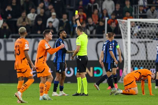 Gelsenkirchen, Germany, 02 10 24 Ederson Atalanta Bergamo is shown a yellow card by referee Joao Pinheiro during the Champions League match between FC Shakhtar Donetsk and Atalanta Bergamo at the Arena auf Schalke Gelsenkirchen Arena auf Schalke North Rhine Westphalia Germany Copyright: xBrauer-Fotoagenturx xAdrianxSchlx