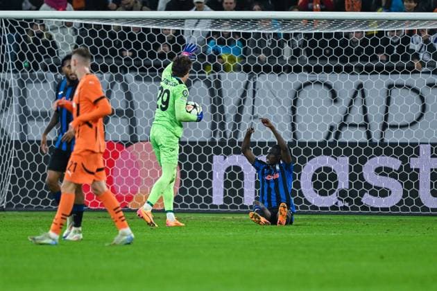 02 10 2024, Football, Champions League, Matchday 2, Season 2024 2025, Shakhtar Donetsk Atalanta Bergamo, Odilon Kossounou Atalanta Bergamo must be replaced xRHR PHOTO TKx Copyright: RHR-FOTOx RHR-FOTO TK