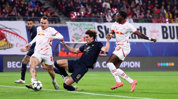 RB Leipzig Juventus Turin Champions League Leipzig, 02 10 2024, Red Bull Arena, Football, UEFA Champions League, Matchday 2 , RB Leipzig vs Juventus Turin , Pictured from left David Raum 22, RB Leipzig , Dusan Vlahovic 9, JUVE , Castello Lukeba 23, RB Leipzig , For editorial use only Only editorial use , UEFA regulations prohibit any use of photographs as image sequences and or quasi video ,
