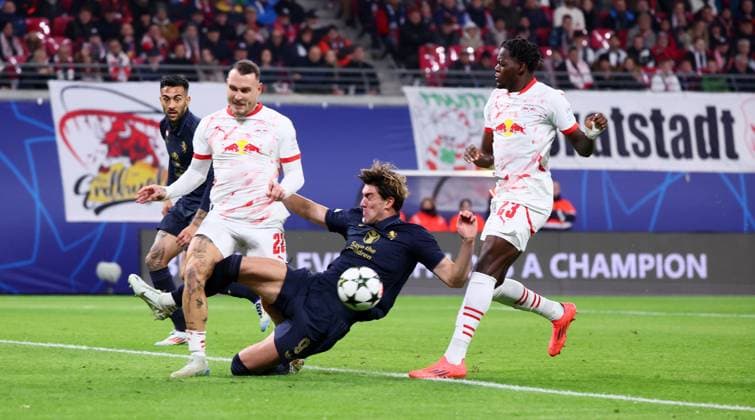RB Leipzig Juventus Turin Champions League Leipzig, 02 10 2024, Red Bull Arena, Football, UEFA Champions League, Matchday 2 , RB Leipzig vs Juventus Turin , Pictured from left David Raum 22, RB Leipzig , Dusan Vlahovic 9, JUVE , Castello Lukeba 23, RB Leipzig , For editorial use only Only editorial use , UEFA regulations prohibit any use of photographs as image sequences and or quasi video ,