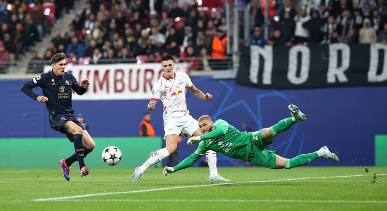 02 10 2024, Football UEFA Champions League 2024 2025, Matchday 2, RB Leipzig Juventus Turin, at Red Bull Arena Leipzig Nicolo Savona left , Juventus Turin and goalkeeper Michele Di Gregorio right , Juventus Turin vs Benjamin Sesko RB Leipzig DFL and DFB regulations prohibit any use of photographs as image sequences and or quasi video