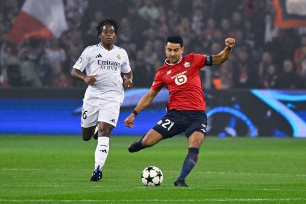 Benjamin Andre ( 21 - Lille ) and Endrick ( 16 - Real Madrid ) during the UEFA Champions League match between Lille OSC and Real Madrid CF at Stade Pierre Mauroy on October 02, 2024 in Lille, France. ( Photo by federico pestellini panoramic ) - FOOTBALL : Lille vs Real Madrid - Ligue des Champions - 02 10 2024 FedericoPestellini Panoramic 