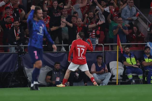 Portugal, Lisbon 2 October 2024 Uefa Champions League phase 2024 25 Matchday 2, S L Benfica Atletico de Madrid v l , Antoine Griezmann Atlà tico Madrid enttaeuscht, enttaeuscht anschauen, dissapointed, traurig, frustiert, frustiert, gefrustet, Kerem Aktürkoglu S L Benfica Torjubel, Goal celebration, celebrate the goal Copyright: JoaquimxFerreira