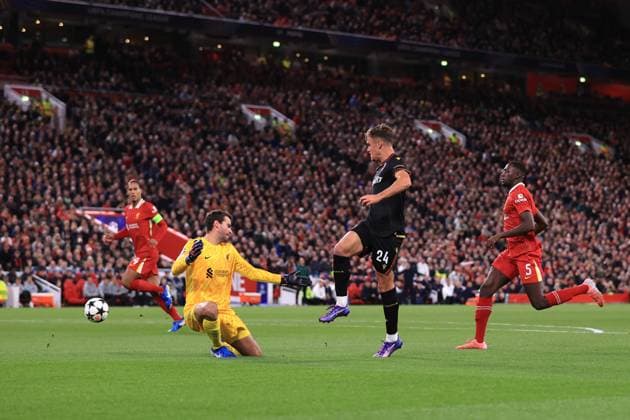 Liverpool gegen Bologna UEFA Champions League 2. Oktober 2024 UEFA Champions League Liverpool FC gegen Bologna FC Thijs Dallinga von Bologna scheitert an Liverpools Torhüter Alisson Becker, aber sein Versuch wird wegen Abseits nicht anerkannt Foto Simon Stacpoole Abseits Liverpool UK  Copyright: xSimonxStacpoolexOffside