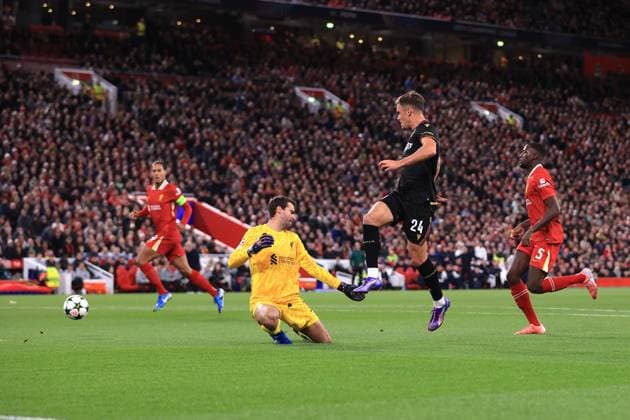 Liverpool gegen Bologna UEFA Champions League 2. Oktober 2024 UEFA Champions League Liverpool FC gegen Bologna FC Thijs Dallinga von Bologna scheitert an Liverpools Torhüter Alisson Becker, aber sein Versuch wird wegen Abseits nicht anerkannt Foto Simon Stacpoole Abseits Liverpool UK  Copyright: xSimonxStacpoolexOffside
