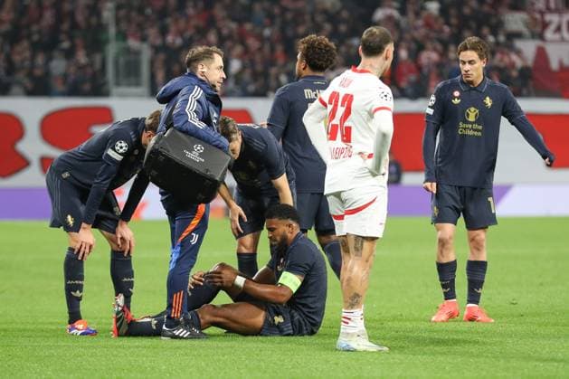 02 10 2024, xtgx, Football, UEFA Champions League, RB Leipzig Junventus Turin emspor, v l Bremer Juventus, 3 , injured, injury DFL DFB REGULATIONS PROHIBIT ANY USE OF PHOTOGRAPHS as IMAGE SEQUENCES and or QUASI VIDEO Leipzig