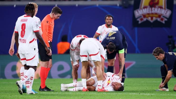 RB Leipzig Juventus Turin Champions League Leipzig, 02 10 2024, Red Bull Arena, Football, UEFA Champions League, Matchday 2 , RB Leipzig vs Juventus Turin , In the picture Xavi Simons 10, RB Leipzig has to be treated for an injury , For editorial use only Only editorial use , UEFA regulations prohibit any use of photographs as image sequences and or quasi video ,