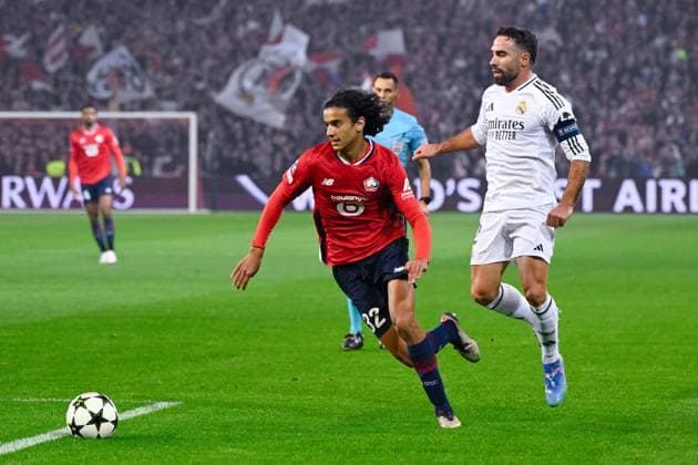 Ayyoub BOUADDI ( 32 - Lille ) and Dani Carvajal ( 2 - Real Madrid ) during the UEFA Champions League match between Lille OSC and Real Madrid CF at Stade Pierre Mauroy on October 02, 2024 in Lille, France. ( Photo by federico pestellini panoramic ) - FOOTBALL : Lille vs Real Madrid - Ligue des Champions - 02 10 2024 FedericoPestellini Panoramic 
