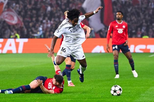 Endrick ( 16 - Real Madrid ) and Gabriel GUDMUNDSSON ( 5 - Lille ) during the UEFA Champions League match between Lille OSC and Real Madrid CF at Stade Pierre Mauroy on October 02, 2024 in Lille, France. ( Photo by federico pestellini panoramic ) - FOOTBALL : Lille vs Real Madrid - Ligue des Champions - 02 10 2024 FedericoPestellini Panoramic 