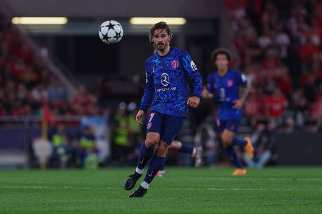 Portugal, Lisbon 2 October 2024 Uefa Champions League phase 2024 25 Matchday 2, S L Benfica Atletico de Madrid v l , Antoine Griezmann AtlÃ tico Madrid on the ball, cropped image, single image, full body, action, action, game scene Copyright: JoaquimxFerreira
