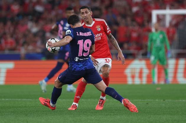 Portugal, Lisbon 2 October 2024 Uefa Champions League phase 2024 25 Matchday 2, S L Benfica Atletico de Madrid v l , Julian Alvarez AtlÃ tico Madrid , Angel di Maria S L Benfica duel, Action, Action, Battles for the Ball Copyright: JoaquimxFerreira