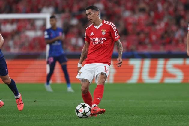 Portugal, Lisbon 2 October 2024 Uefa Champions League phase 2024 25 Matchday 2, S L Benfica Atletico de Madrid v l , Angel di Maria S L Benfica on the ball, cropped image, single image, full body, action, action, game scene Copyright: JoaquimxFerreira