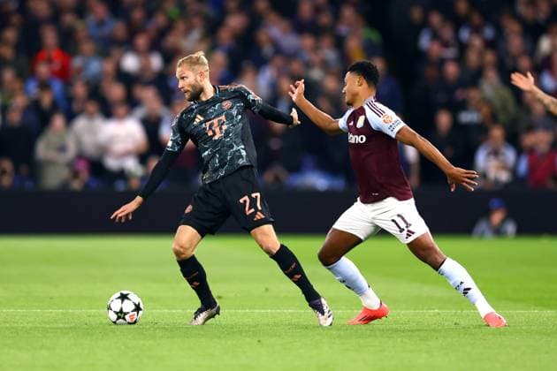 Aston Villa gegen Bayern München 2. Oktober 2024, Aston UEFA Champions™s League Fußball Aston Villa gegen Bayern München Konrad Laimer von Bayer München und Ollie Watkins von Aston Villa Foto Jacques Feeney Abseits Aston UK  Copyright: xJacquesxFeeneyx xOffsidexOffside