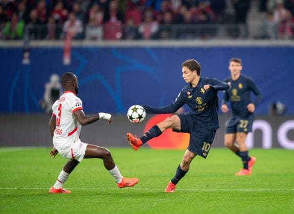 Football, Men, Season 2024 2025, Champions League League Phase, Matchday 2 , RB Leipzig Juventus Turin, v l Lutsharel Geertruida RB Leipzig , Kenan Yildiz Juventus Turin 02 10 2024, Copyright: xSebastianxRäppold MatthiasxKochx