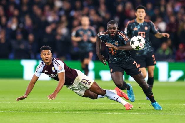 Aston Villa gegen Bayern München 2. Oktober 2024, Aston UEFA Champions™s League Fußball Aston Villa gegen Bayern München Ollie Watkins von Aston Villa und Dayot Upamecano von Bayern München Foto Jacques Feeney Abseits Aston UK  Copyright: xJacquesxFeeneyx xOffsidexOffside