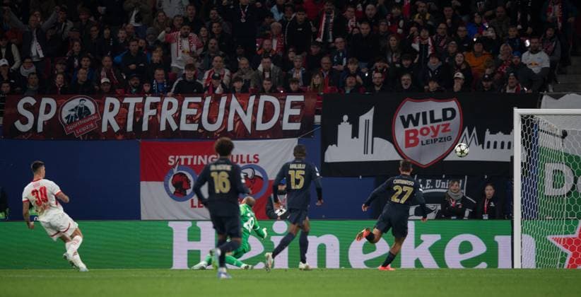 Football, Men, Season 2024 2025, Champions League League Phase, Matchday 2 , RB Leipzig Juventus Turin, v l Benjamin Sesko RB Leipzig scores the goal for 1 0 against goalkeeper Michele Di Gregorio Juventus Turin , 02 10 2024, Copyright: xSebastianxRäppold MatthiasxKochx