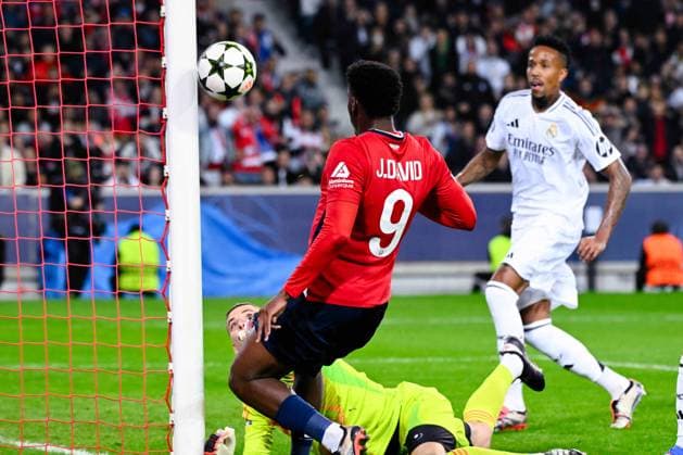 Jonathan David ( 9 - Lille ) and Andriy Lunin ( 13 - Real Madrid ) during the UEFA Champions League match between Lille OSC and Real Madrid CF at Stade Pierre Mauroy on October 02, 2024 in Lille, France. ( Photo by federico pestellini panoramic ) - FOOTBALL : Lille vs Real Madrid - Ligue des Champions - 02 10 2024 FedericoPestellini Panoramic 