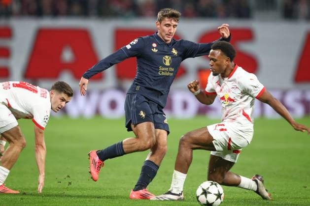 02 10 2024, xtgx, Football, UEFA Champions League, RB Leipzig Junventus Turin emspor, v l Andrea Cambiasso Juventus, 27 , Lois Openda Leipzig, 11 duel, duel, fight, tackle DFL DFB REGULATIONS PROHIBIT ANY USE OF PHOTOGRAPHS as IMAGE SEQUENCES and or QUASI VIDEO Leipzig
