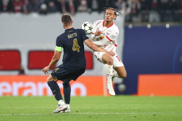 02 10 2024, xtgx, Football, UEFA Champions League, RB Leipzig Junventus Turin emspor, v l Federico Gatti Juventus, 4 , Xavi Simons Leipzig, 10 duel, duel, fight, tackle DFL DFB REGULATIONS PROHIBIT ANY USE OF PHOTOGRAPHS as IMAGE SEQUENCES and or QUASI VIDEO Leipzig
