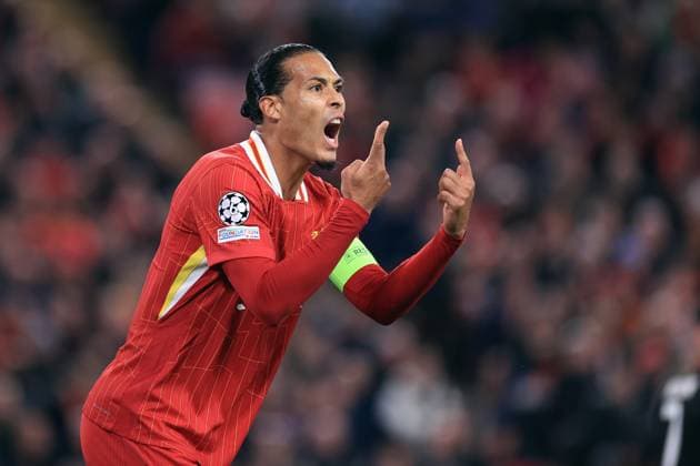 Liverpool gegen Bologna UEFA Champions League 2. Oktober 2024 UEFA Champions League Liverpool FC gegen Bologna FC Virgil van Dijk von Liverpool gibt Anweisungen Foto Simon Stacpoole Abseits Liverpool UK  Copyright: xSimonxStacpoolexOffside