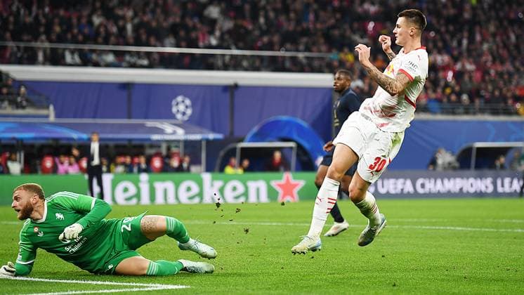 Soccer UEFA Champions League, season 2024 2025, group stage, match day 2, at the match RB Leipzig vs Juventus Turin 02 10 2024 goalscorer Benjamin Sesko center forward RB Leipzig, back number 30, 30 right scores against Michele Di Gregorio goalkeeper Juventus Turin, back number 29 left for 1 0 at the match RB Leipzig vs Juventus Turin 02 10 2024 Leipzig Saxony Germany Red Bull Arena