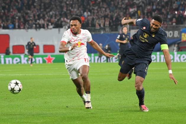 Duel between Lois Openda RB Leipzig left and Bremer Juventus Turin right, who is then substituted injured GER, RB Leipzig vs Juventus Turin, Football, UEFA Champions League, Matchday 2, Season 2024 2025, 02 10 2024 DFB DFL REGULATIONS PROHIBIT ANY USE OF PHOTOGRAPHS AS IMAGE SEQUENCES AND OR QUASI VIDEO GER, RB Leipzig vs Juventus Turin, Football, UEFA Champions League, Matchday 2, Season 2024 2025, 02 10 2024 Leipzig Copyright: xEibner-Pressefoto BertxHarzerx EP_BHR
