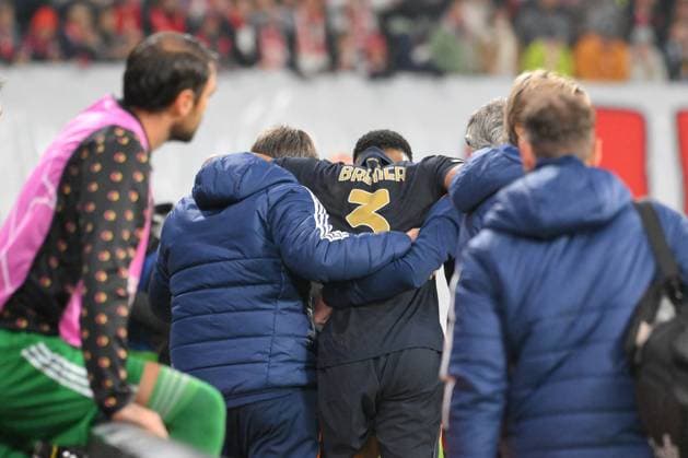 Bremen Juventus Turin center is substituted injured GER, RB Leipzig vs Juventus Turin, Football, UEFA Champions League, Matchday 2, Season 2024 2025, 02 10 2024 DFB DFL REGULATIONS PROHIBIT ANY USE OF PHOTOGRAPHS AS IMAGE SEQUENCES AND OR QUASI VIDEO GER, RB Leipzig vs Juventus Turin, Football, UEFA Champions League, Matchday 2, Season 2024 2025, 02 10 2024 Leipzig Copyright: xEibner-Pressefoto BertxHarzerx EP_BHR
