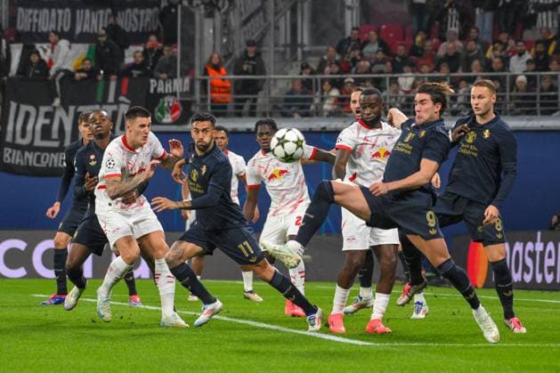 Dusan Vlahovic Juventus Turin right, front, Nico Gonzalez Juventus Turin center, Benjamin Sesko RB Leipzig left GER, RB Leipzig vs Juventus Turin, Football, UEFA Champions League, Matchday 2, Season 2024 2025, 02 10 2024 DFB DFL REGULATIONS PROHIBIT ANY USE OF PHOTOGRAPHS AS IMAGE SEQUENCES AND OR QUASI VIDEO GER, RB Leipzig vs Juventus Turin, Football, UEFA Champions League, Matchday 2, Season 2024 2025, 02 10 2024 Leipzig Copyright: xEibner-Pressefoto BertxHarzerx EP_BHR