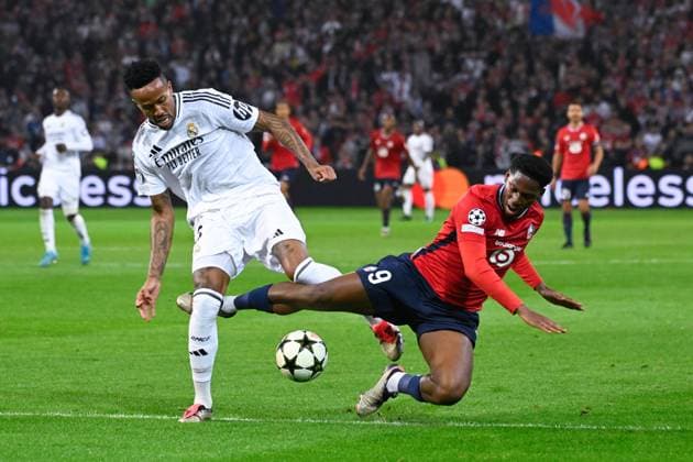 Eder Militao ( 3 - Real Madrid ) and Jonathan David ( 9 - Lille ) during the UEFA Champions League match between Lille OSC and Real Madrid CF at Stade Pierre Mauroy on October 02, 2024 in Lille, France. ( Photo by federico pestellini panoramic ) - FOOTBALL : Lille vs Real Madrid - Ligue des Champions - 02 10 2024 FedericoPestellini Panoramic 