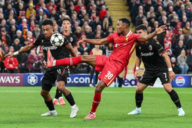 UEFA Champions League - League Stage Liverpool v Bologna Dan Ndoye of Bologna battles for the ball with Ryan Gravenberch of Liverpool during the UEFA Champions League - League Stage match Liverpool vs Bologna at Anfield, Liverpool, United Kingdom, 2nd October 2024 (Photo by Craig Thomas News Images) Liverpool Anfield Merseyside United Kingdom Copyright: xCraigxThomas NewsxImagesx