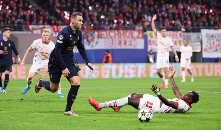 RB Leipzig Juventus Turin Champions League Leipzig, 02 10 2024, Red Bull Arena, Football, UEFA Champions League, Matchday 2 , RB Leipzig vs Juventus Turin , Pictured from left Teun Koopmeiners 8, JUVE , Castello Lukeba 23, RB Leipzig , For editorial use only Only editorial use , UEFA regulations prohibit any use of photographs as image sequences and or quasi video ,