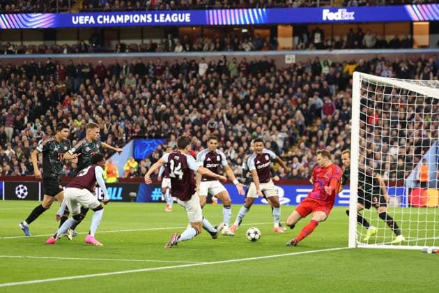 Pau Torres of Aston Villa scores a goal but it is dissallowed. Aston Villa v Bayern Munich, UEFA Champions League, Group Stage, Football, Villa Park, Birmingham, UK - 02 Oct 2024 EDITORIAL USE ONLY No use with unauthorised audio, video, data, fixture lists, club league logos or live services. Online in-match use limited to 120 images, no video emulation. No use in betting, games or single club league player publications. Copyright: xRyanxBrowne Shutterstockx 14750757ac