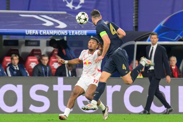GER, Saxony, Leipzig, RB Leipzig vs Juventus Turin, Champions League, CHL, UCL, Matchday, Season 2024 2025, RB Arena, f l in picture Lois Openda RB Leipzig 11 , Federico Gatti Juventus Turin, 04 , duel, action, fight, fights for the ball, 02 10 2024, Copyright: HMBxMedia UwexKoch