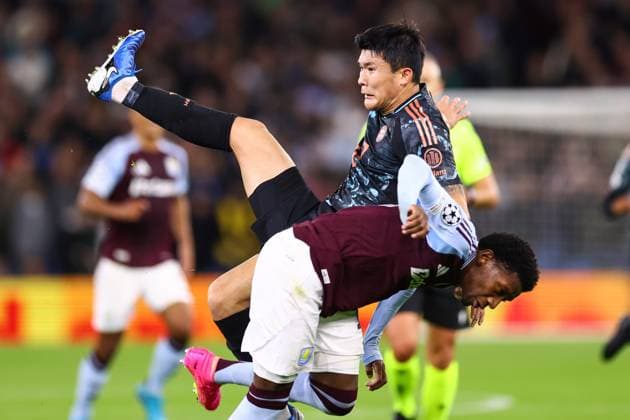 Aston Villa gegen Bayern München 2. Oktober 2024, Aston UEFA Champions League Fußball Aston Villa gegen Bayern München Kim Min jae von Bayern München landet auf Jhon Duran von Aston Villa Foto Jacques Feeney Abseits Aston UK  Copyright: xJacquesxFeeneyx xOffsidexOffside