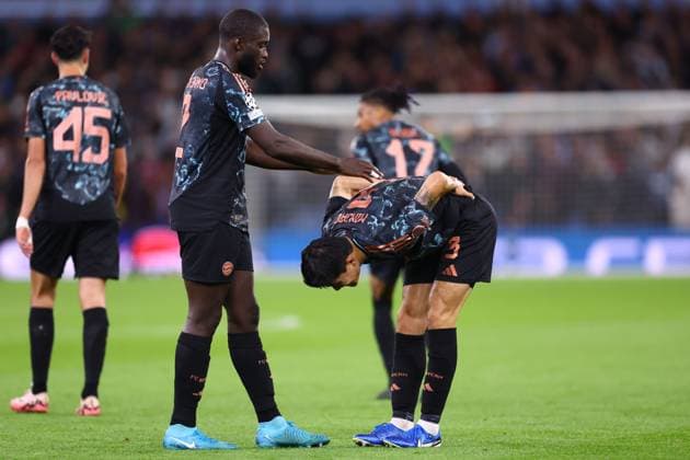 Aston Villa gegen Bayern München 2. Oktober 2024, Aston UEFA Champions League Fußball Aston Villa gegen Bayern München Dayot Upamecano nähert sich Kim Min jae von Bayern München, während er seinen Rücken ausstreckt Foto Jacques Feeney Abseits Aston UK  Copyright: xJacquesxFeeneyx xOffsidexOffside
