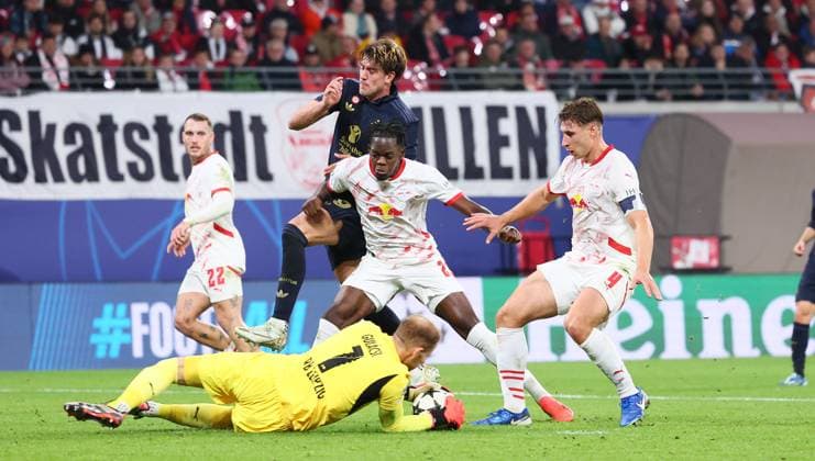 RB Leipzig Juventus Turin Champions League Leipzig, 02 10 2024, Red Bull Arena, Football, UEFA Champions League, Matchday 2 , RB Leipzig vs Juventus Turin , Pictured from left goalkeeper Peter Gulacsi 1, RB Leipzig , Castello Lukeba 23, RB Leipzig , Dusan Vlahovic 9, JUVE , Willi Orban 4, RB Leipzig , For editorial use only Only editorial use , UEFA regulations prohibit any use of photographs as image sequences and or quasi video ,