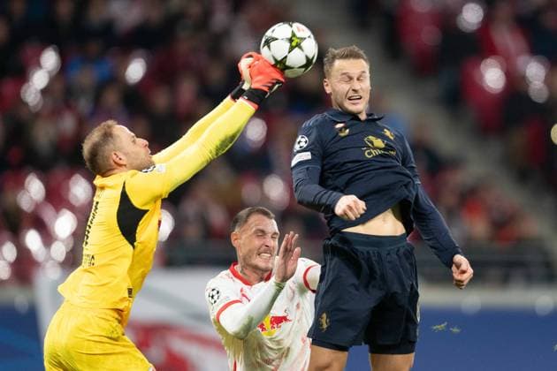 Peter Gulacsi in the battle for the ball with Teun Koopmeiners during UEFA Champions league match, RB Leipzig - Juventus Turin , 01. october 2024 Copyright: xMICHALxFAJT,ZOSPORTU.SKx DSC_3791