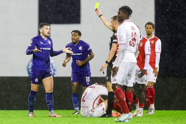 GNK Dinamo v AS Monaco - UEFA Champions League 2024 25 League Phase MD2 ZAGREB, CROATIA - OCTOBER 2: Referee Harm Osmers shows a yellow card to Martin Baturina of Dinamo Zagreb during UEFA Champions League 2024 25 League Phase MD2 match between GNK Dinamo v AS Monaco at Maksimir Stadion on October 2, 2024 in Zagreb, Croatia.  LukaxStanzl PIXSELL