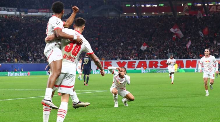 RB Leipzig Juventus Turin Champions League Leipzig, 02 10 2024, Red Bull Arena, Soccer, UEFA Champions League, Matchday 2 , RB LEIPZIG vs JUVENTUS FC TURIN , Goal for Leipzig to 1 0 In the picture scorer Benjamin Sesko 30, RB Leipzig Xavi Simons re , 10, RB Leipzig snaps the cheering Lois Openda 11, RB Leipzig and Benjamin Sesko 30, RB Leipzig , Picture Point