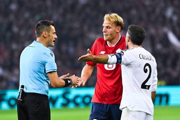 Maurizio Mariani ( referee ) talks with Mitchel Bakker ( 20 - Lille ) and Dani Carvajal ( 2 - Real Madrid ) during the UEFA Champions League match between Lille OSC and Real Madrid CF at Stade Pierre Mauroy on October 02, 2024 in Lille, France. ( Photo by federico pestellini panoramic ) - FOOTBALL : Lille vs Real Madrid - Ligue des Champions - 02 10 2024 FedericoPestellini Panoramic 