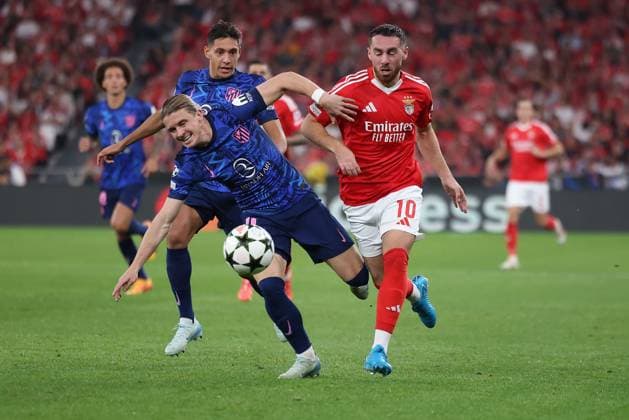 Portugal, Lisbon 2 October 2024 Uefa Champions League phase 2024 25 Matchday 2, S L Benfica Atletico de Madrid v l , Conor Gallagher AtlÃ tico Madrid , Orkun Kokcu S L Benfica duel, Action, Action, Battles for the Ball Copyright: JoaquimxFerreira
