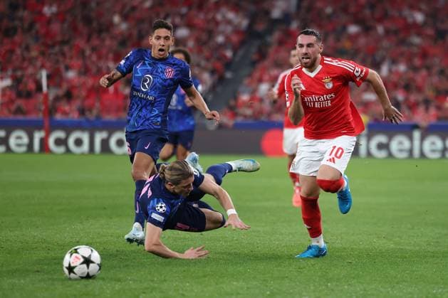 Portugal, Lisbon 2 October 2024 Uefa Champions League phase 2024 25 Matchday 2, S L Benfica Atletico de Madrid v l , Conor Gallagher AtlÃ tico Madrid , Orkun Kokcu S L Benfica duel, Action, Action, Battles for the Ball Copyright: JoaquimxFerreira