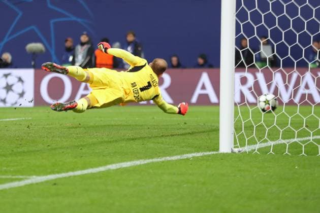 Champions League, round of 16 RB Leipzig vs Juventus Turin, 02 10 24 Goalkeeper Peter Gulacsi 1, RB Leipzig flies after the ball Football, UEFA Champions League, 2024 2025 season RB Leipzig vs Juventus Turin on 02 10 24 at Red Bull Arena, Leipzig Copyright: xBEAUTIFULxSPORTS JanxKaeferx