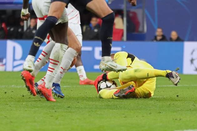 Champions League, Round of 16 RB Leipzig vs Juventus Turin, 02 10 24 Goalkeeper Peter Gulacsi 1, RB Leipzig has the ball safely, in front of all legs Symbolic image, Feature Football, UEFA Champions League, Season 2024 2025 RB Leipzig vs Juventus Turin on 02 10 24 at Red Bull Arena, Leipzig Copyright: xBEAUTIFULxSPORTS JanxKaeferx