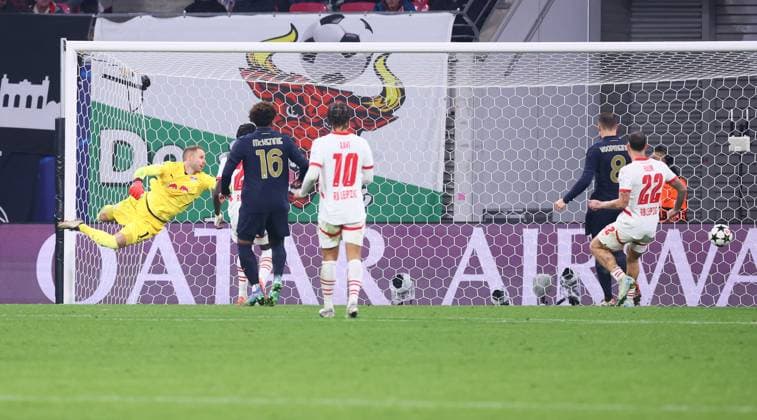 RB Leipzig Juventus Turin Champions League Leipzig, 02 10 2024, Red Bull Arena, Football, UEFA Champions League, Matchday 2 , RB Leipzig vs Juventus Turin , In the picture Goal for Juventus Turin Dusan Vlahovic 9, JUVE scores to 1 1 , For editorial use only Only editorial use , UEFA regulations prohibit any use of photographs as image sequences and or quasi video ,
