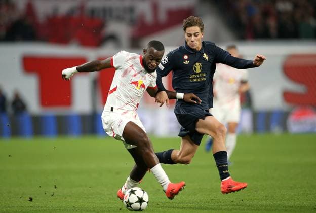 02 10 2024, Football UEFA Champions League 2024 2025, Matchday 2, RB Leipzig Juventus Turin, at Red Bull Arena Leipzig L R Lutsharel Geertruida RB Leipzig vs Kenan Yildiz Juventus Turin DFL and DFB regulations prohibit any use of photographs as image sequences and or quasi video