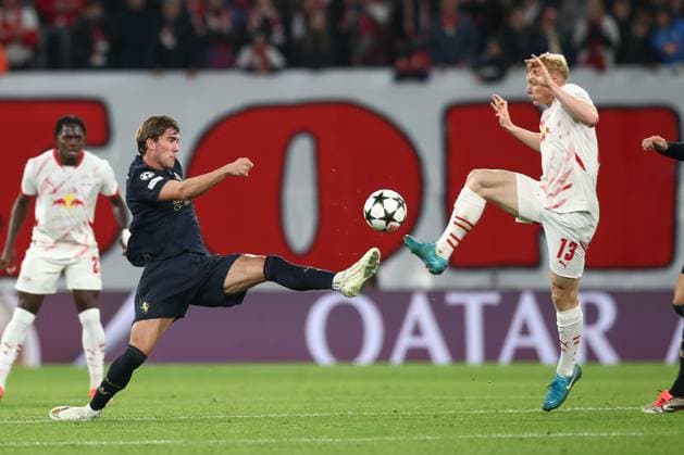 02 10 2024, xtgx, Football, UEFA Champions League, RB Leipzig Junventus Turin emspor, v l Dusan Vlahovic Juventus, 9 , Nicolas Seiwald Leipzig, 13 duel, duel, fight, tackle DFL DFB REGULATIONS PROHIBIT ANY USE OF PHOTOGRAPHS as IMAGE SEQUENCES and or QUASI VIDEO Leipzig