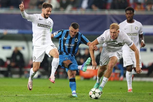 SOCCER - UEFA CL, Sturm vs Brugge KLAGENFURT,AUSTRIA,02.OCT.24 - SOCCER - UEFA Champions League, SK Sturm Graz vs Club Brugge. Image shows Otar Kiteishvili (Sturm), Ferran Jutgla (Bruegge) and Niklas Geyrhofer (Sturm).  GEPAxpictures xChrisxBauer
